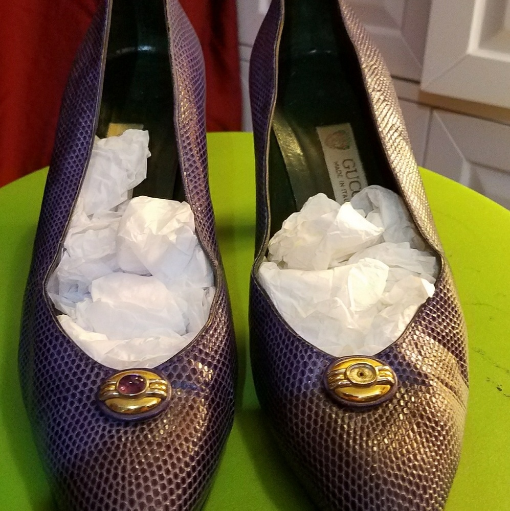 Gucci authentic ladies purple textured size 6